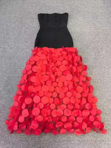 Vue détaillée d'une robe bandage noire sans bretelles avec une jupe à pétales floraux 3D rouges