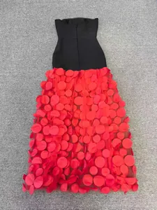 Robe de soirée élégante bustier noir avec jupe à appliqués de pétales rouges en 3D