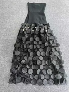 Détail de la robe de soirée bustier noire avec une jupe ornée de pétales en 3D