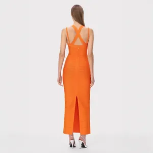 Elegante vestido bandage naranja con tirantes cruzados y abertura en la espalda