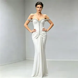 Elegante abito da sera bianco con spalle scoperte, decorato con cristalli e vestibilità