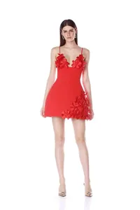 Robe de soirée rouge courte élégante avec appliqués floraux 3D et coupe ajustée