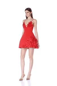 Robe courte à bretelles rouge élégante avec fleurs 3D pour soirées et événements de fête.