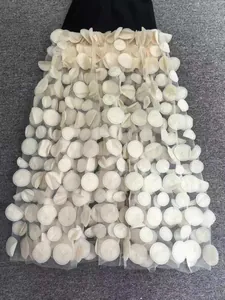 Vue détaillée de la jupe de soirée en tulle blanc avec appliques de pétales 3D circulaires