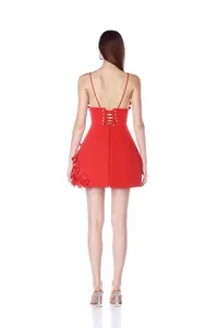 Vue arrière d'une mini-robe bandage rouge avec fleurs 3D et lacets au dos