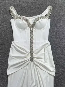 Vista dettagliata di un elegante abito da sera bianco con decorazioni in strass di lusso.