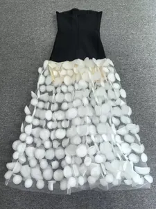 Robe de soirée bustier élégante avec jupe en résille à détails de pétales blancs