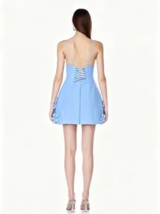 Vue arrière d'une robe bandage bleu clair avec lacets et décorations florales 3D