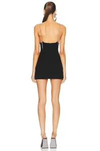 Achteraanzicht van een chique zwarte mini-jurk met elegante strass-kettingbandjes voor feest.