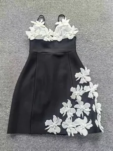 Robe bandage noire sophistiquée avec détails d'appliqués floraux blancs en 3D très précis