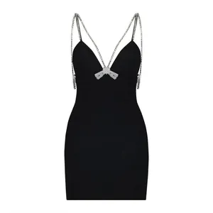 Elegante zwarte mini bodycon jurk met sprankelende strass kettingbandjes en strikdetail