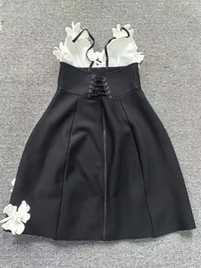 Vue détaillée des appliques florales 3D et du laçage sur cette robe bandage