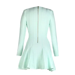 Vista posteriore di un vestito bandage verde menta a maniche lunghe con gonna ampia