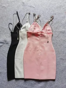 Gedetailleerd overzicht van strass kettingbandjes op zwarte, witte en roze feestjurken.