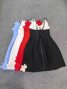 Vue détaillée de robes bandage multicolores avec fleurs 3D au bas de la jupe.