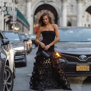 Robe de soirée bustier noire élégante avec une jupe en tulle ornée de paillettes en pétales