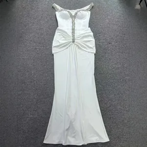 Elegante abito da sera bianco con spalle scoperte, strass di lusso e vestibilità aderente