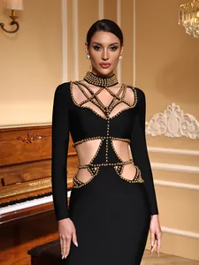 Detalle que muestra el intrincado diseño calado de cuentas doradas en un vestido negro.