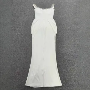 Elegante abito da sera bianco con spalle scoperte e spalline decorate di cristallo