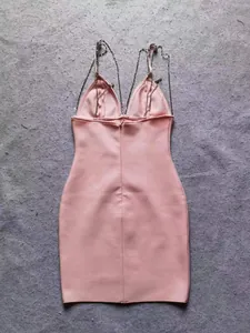 Gedetailleerd achteraanzicht van de roze bandage partyjurk met elegante strass kettingen