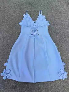 Dos d'une robe bandage bleu clair avec appliques florales 3D et détails de laçage