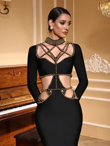Vestido bandage negro de manga larga con cuentas doradas y aberturas en la cintura.