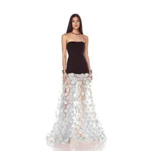 Élégante robe de soirée bustier noire avec une longue jupe à paillettes blanches pour les galas