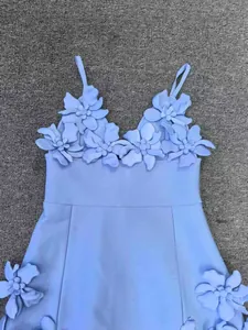 Vue détaillée des élégantes fleurs 3D sur cette robe de soirée bandage bleu clair