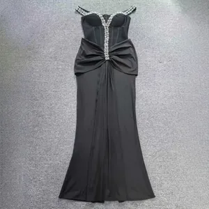 Elegante abito da sera nero con spalle scoperte, strass e dettaglio con fiocco