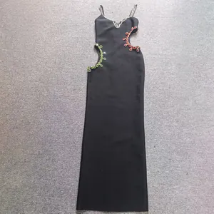 Elegante vestido de noche negro de vendaje con piedras preciosas rojas y verdes