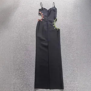 Vestido largo bandage negro con elegantes detalles de joyas y abertura lateral
