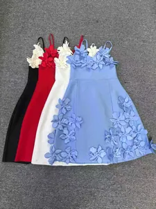 Détail de robes cocktail bandage avec appliques florales 3D complexes en plusieurs couleurs.