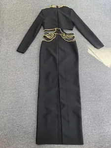 Detalle de los bordados de cuentas doradas y aberturas en un vestido bandage negro.