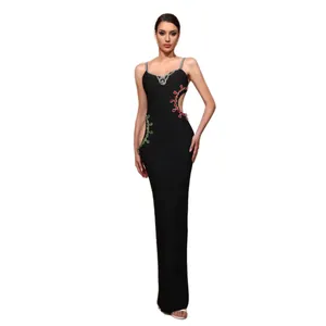 Elegante vestido de noche bandage negro con piedras rojas y verdes y aberturas laterales