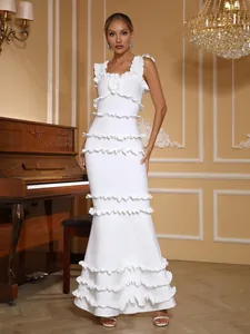 Détail de la robe de soirée sirène blanche à volants avec une encolure carrée élégante.