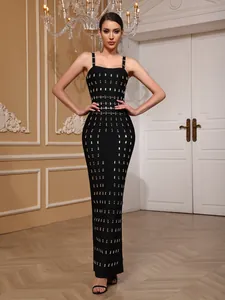 Elegante vestido bandage negro con tachuelas plateadas y corte ajustado para fiestas.