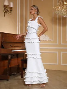 Robe de soirée sirène blanche élégante avec volants et bandage vue de profil complet