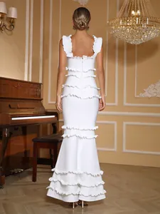 Vue arrière d'une robe de soirée sirène blanche avec volants dans un décor luxueux