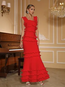 Robe de soirée sirène rouge élégante avec volants et un décolleté carré sophistiqué