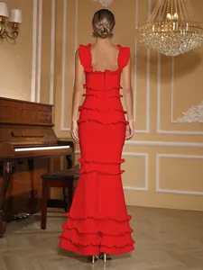 Détail de la vue arrière d'une robe de soirée sirène rouge à volants et bandage chic