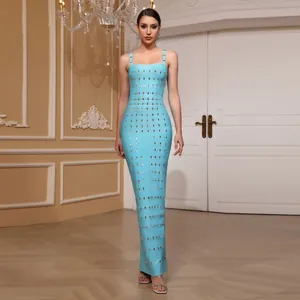 Vestido largo tipo bandage azul claro con adornos decorativos de tachuelas plateadas