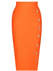 Dettaglio gonna a tubino bandage arancione vivace con bottoni decorativi in metallo dorato
