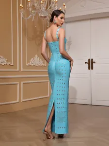 Elegante vestido maxi bandage azul cielo con detalles de tachuelas plateadas y abertura trasera