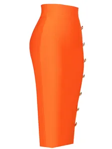 Dettaglio laterale di una gonna midi bandage arancione con bottoni in metallo dorato