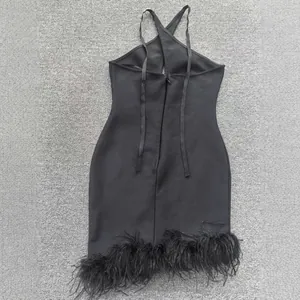Robe bandage noire dos nu élégante avec bordure en plumes pour soirées chic.
