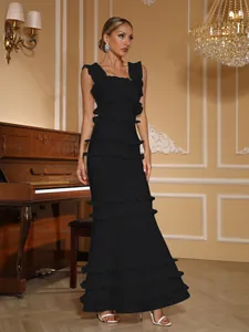 Robe de soirée élégante noire à col carré et volants étagés pour banquet formel.