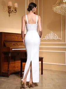 Robe longue bandage blanche élégante vue de dos avec fermeture éclair et fente haute