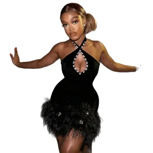 Robe bandage dos nu noire élégante avec strass et ourlet en plumes pour robe de soirée.