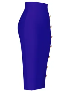 Dettaglio della gonna longuette a fascia blu reale con bottoni metallici dorati
