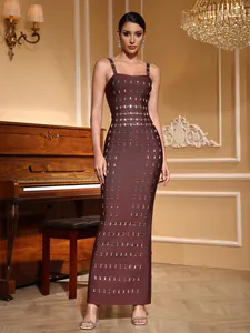Elegante vestido largo vendaje marrón con adornos de cuentas plateadas y tirantes finos